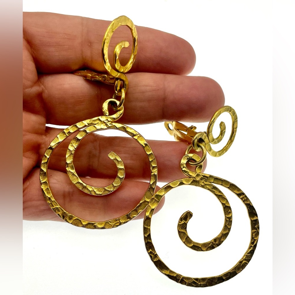 Vintage Gold Tone Hammered Scroll Design Dangle Clip In Earrings Made in Greece - Picture 7 of 9